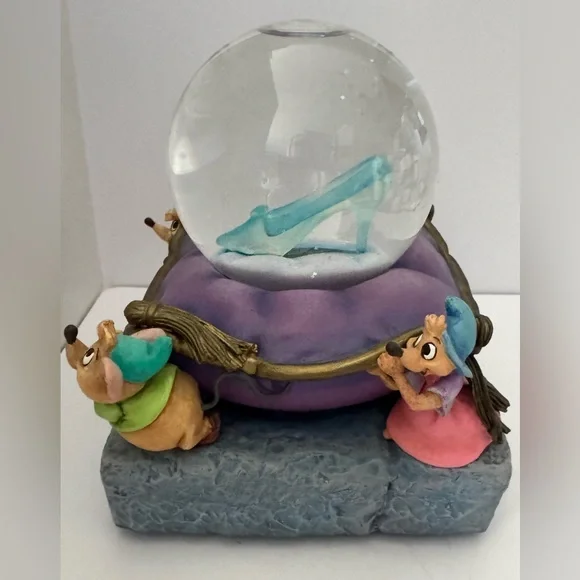 Disney’s Cinderella Glass Slipper Snowglobe with Jaq ,Gus, Suzy & Perla - Picture 2 of 11
